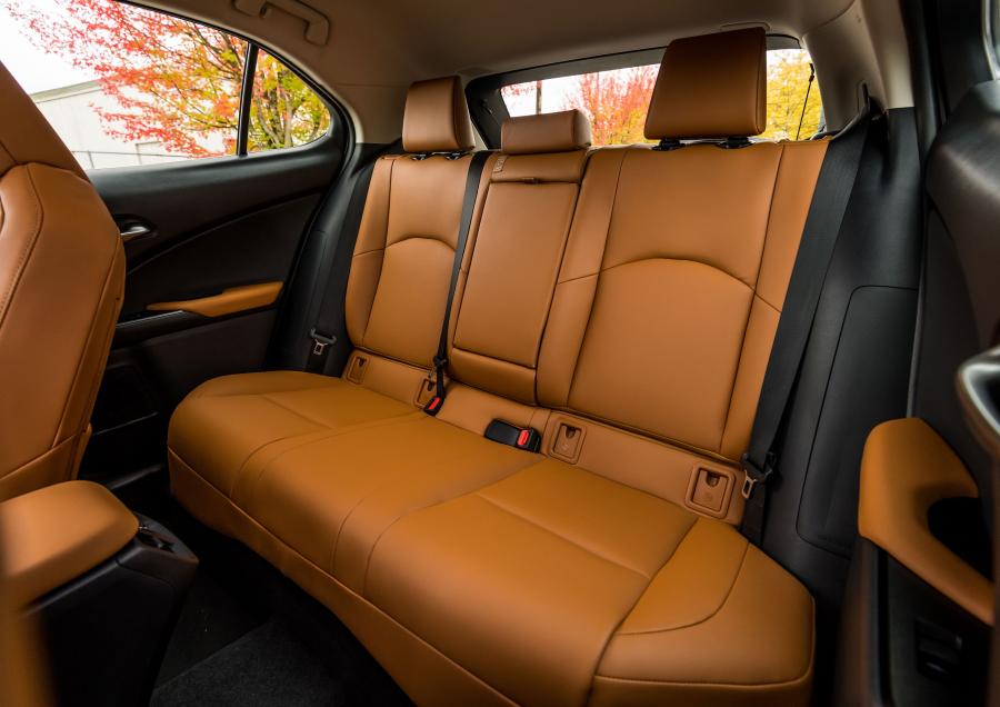 Интерьер Lexus UX250h F-Sport 2018 года  (NA) (фото 8 из 40)